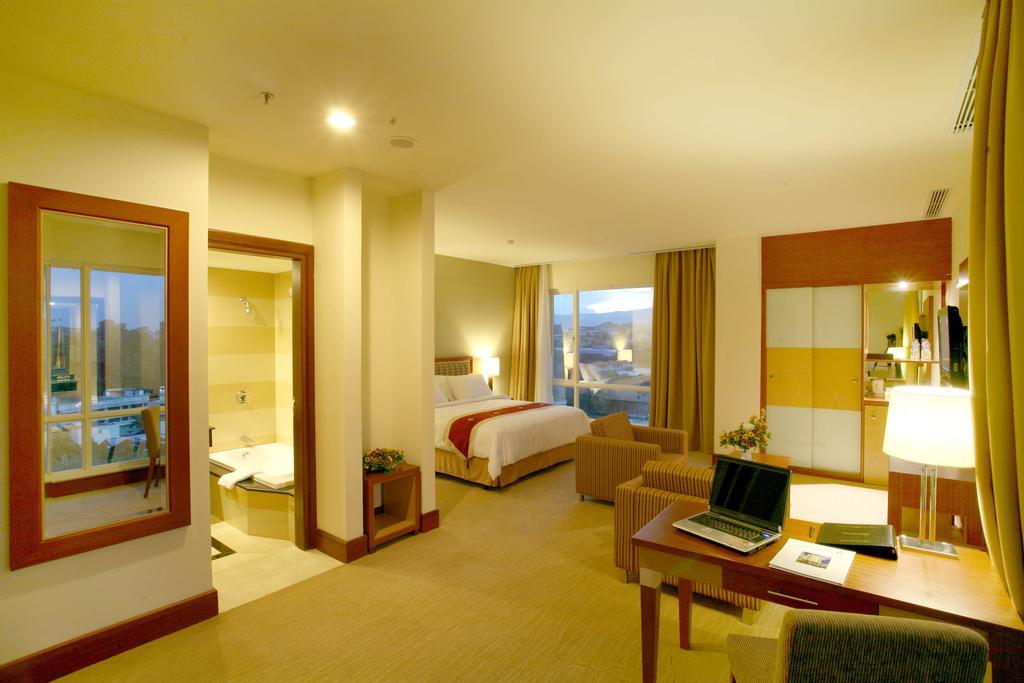 Swiss-Belhotel Maleosan Manado Buitenkant foto